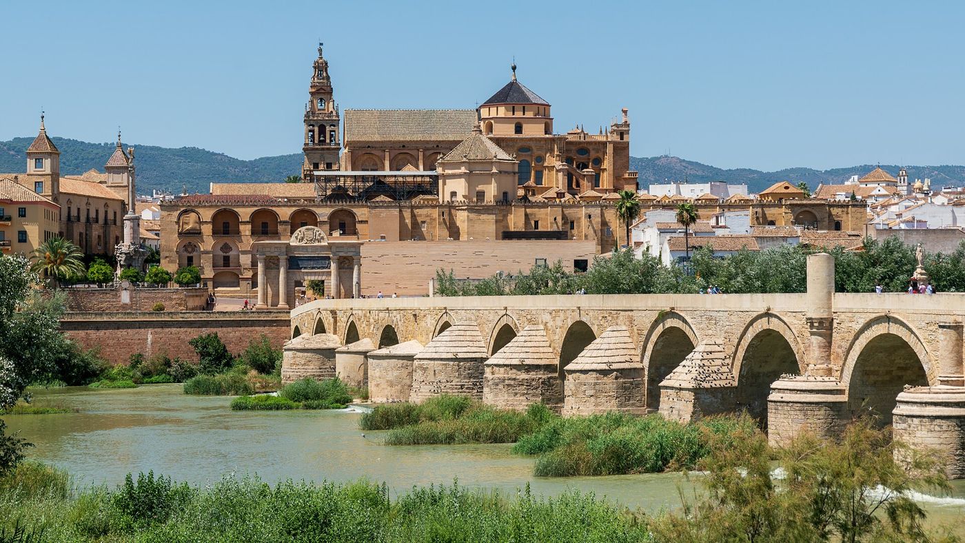 La Mezquita-Catedral de Córdoba sobre el Puente Romano y el Guadalquivir