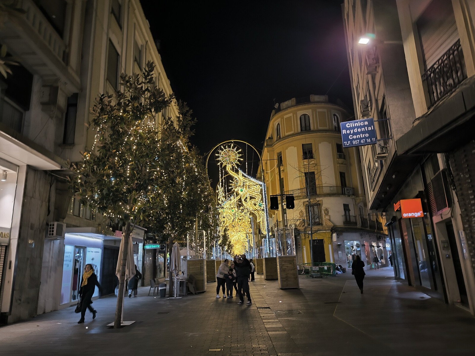 Luces de Navidad en la calle Cruz Conde de Córdoba, en 2024