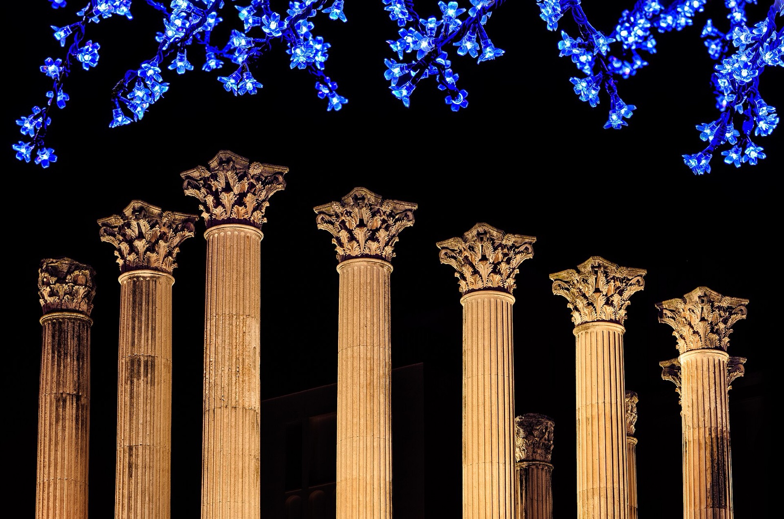 Columnas del templo romano de Córdoba de noche, con adornos navideños