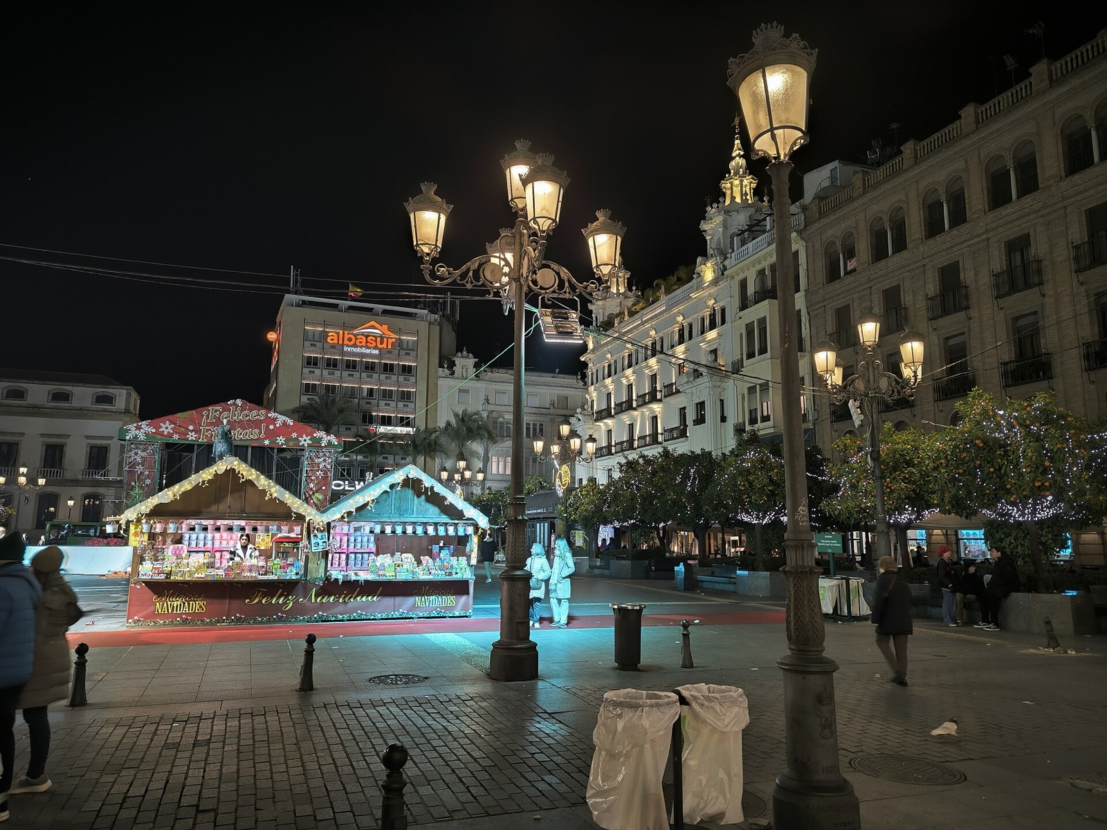 La plaza de las Tendillas decorada por Navidad en 2024