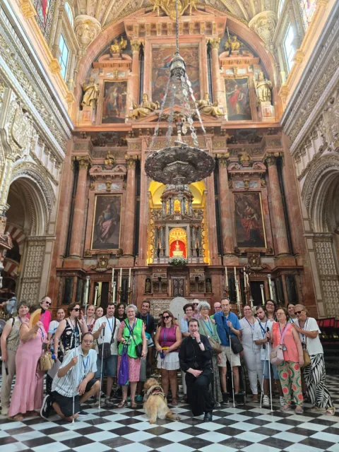 Imagen de la noticia: Un grupo de la ONCE estrena en la Mezquita-Catedral de Córdoba una visita accesible