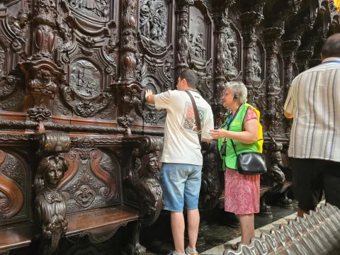 Imagen de la noticia: Un grupo de la ONCE estrena en la Mezquita-Catedral de Córdoba una visita accesible