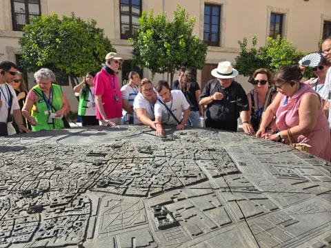 Imagen de la noticia: Un grupo de la ONCE estrena en la Mezquita-Catedral de Córdoba una visita accesible