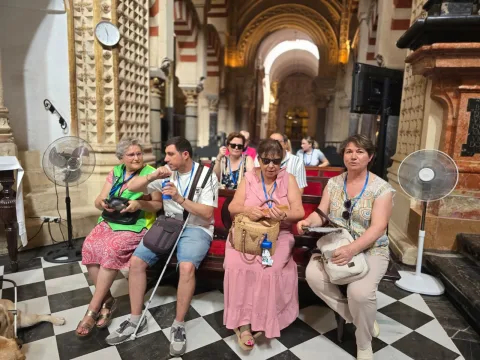 Imagen de la noticia: Un grupo de la ONCE estrena en la Mezquita-Catedral de Córdoba una visita accesible