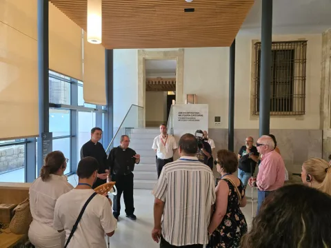 Imagen de la noticia: Un grupo de la ONCE estrena en la Mezquita-Catedral de Córdoba una visita accesible