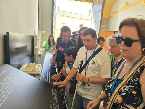 Imagen de la noticia: Un grupo de la ONCE estrena en la Mezquita-Catedral de Córdoba una visita accesible