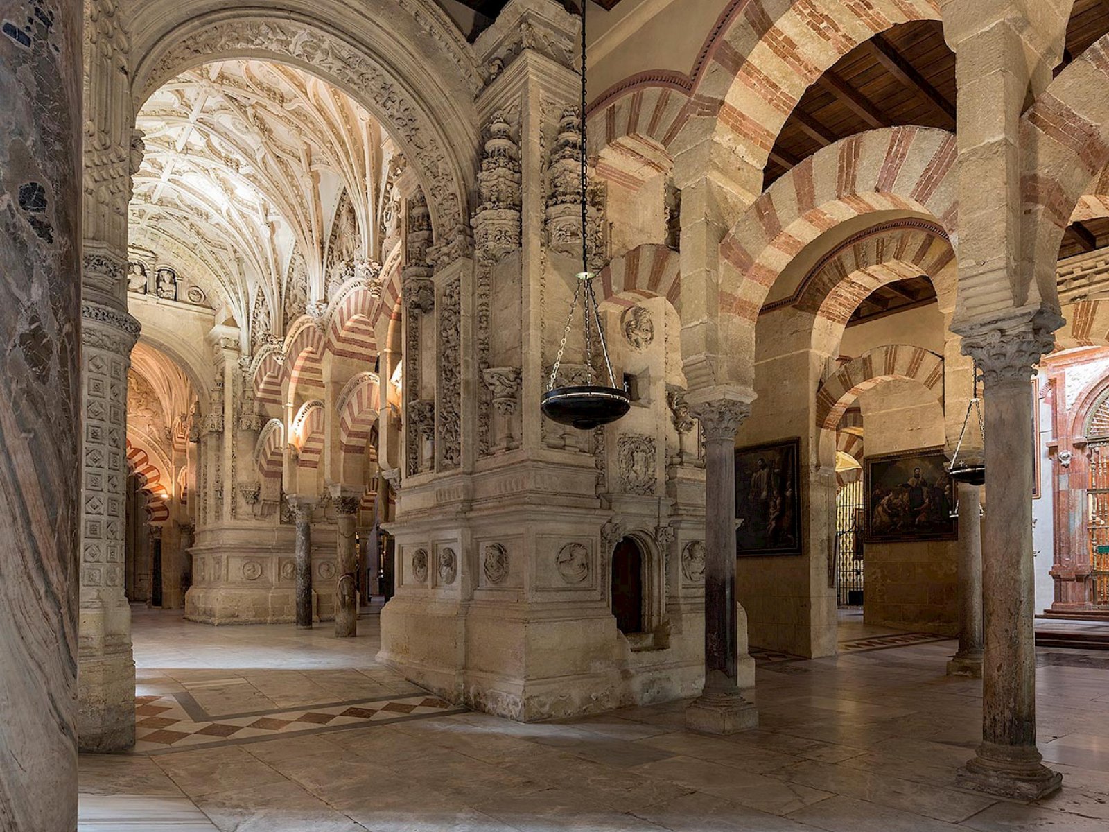 Imagen de la noticia: Un grupo de la ONCE estrena en la Mezquita-Catedral de Córdoba una visita accesible