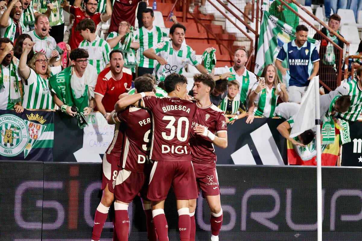 Imagen de la noticia: El Córdoba CF remonta en Albacete y sale de descenso con un 1-2