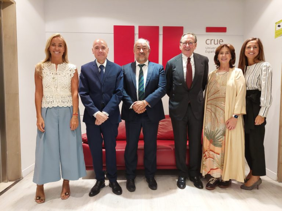Imagen de la noticia: CRUE y Banco Santander renuevan las becas Erasmus y de microcredenciales
