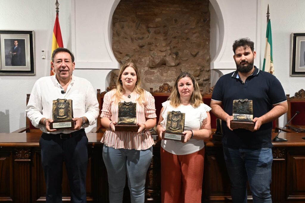 Imagen de la noticia: Villa del Río presenta las esculturas de la I Gala del Comercio, esta noche