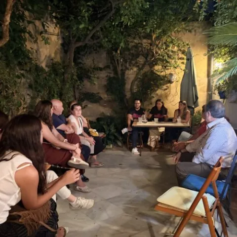Imagen de la noticia: Enfermeros cordobeses enseñan RCP e higiene del sueño en la Noche de los Investigadores