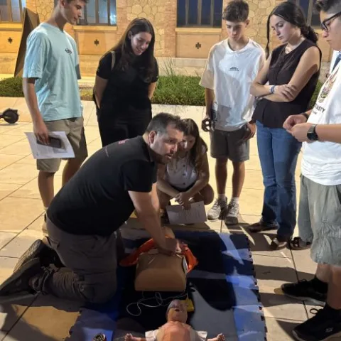 Imagen de la noticia: Enfermeros cordobeses enseñan RCP e higiene del sueño en la Noche de los Investigadores