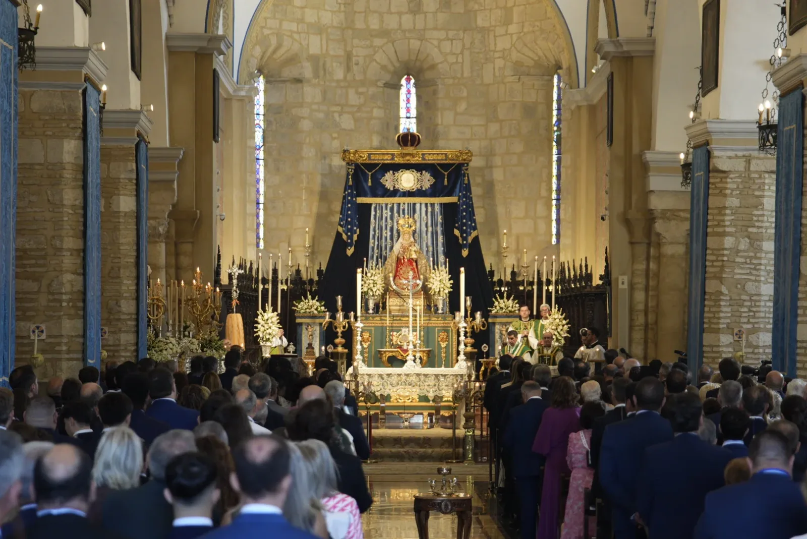 Imagen de la noticia: El obispo de Córdoba preside en Castro del Río la misa de la Peregrinación de la Vera Cruz