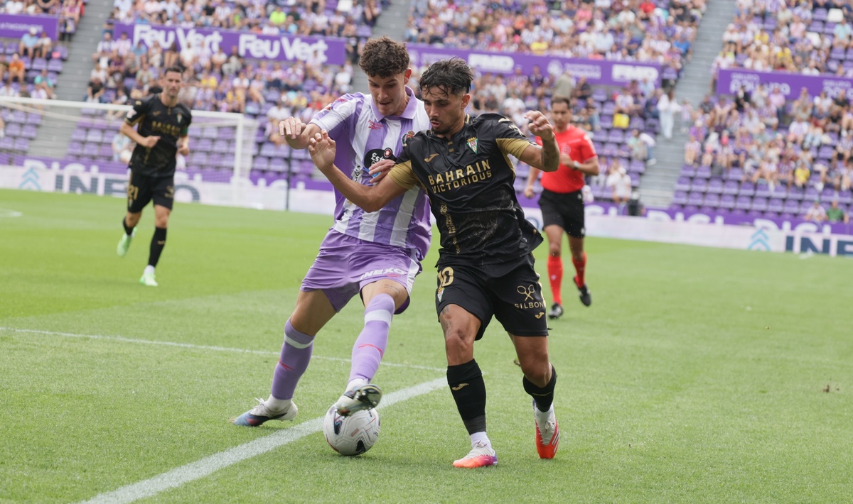 Imagen de la noticia: El Córdoba CF cae 3-1 en Valladolid tras adelantarse en el minuto 4