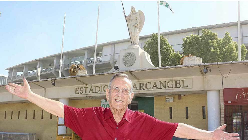 Imagen de la noticia: El Córdoba CF pondrá el nombre de Rafael Campanero a la Puerta 00