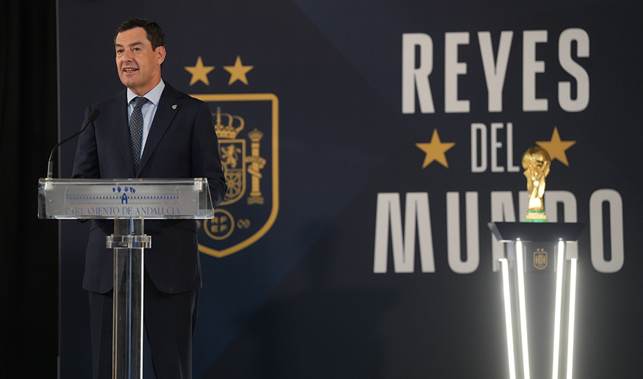 Imagen de la noticia: Moreno inaugura en Sevilla la exposición 'Reyes del Mundo' sobre la selección