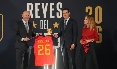 Imagen de la noticia: Moreno inaugura en Sevilla la exposición 'Reyes del Mundo' sobre la selección