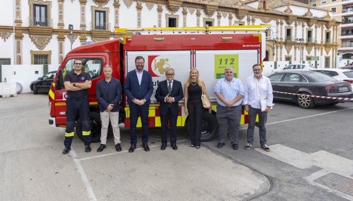 Imagen de la noticia: La Diputación entrega a Bomberos el primero de cuatro camiones para cascos históricos