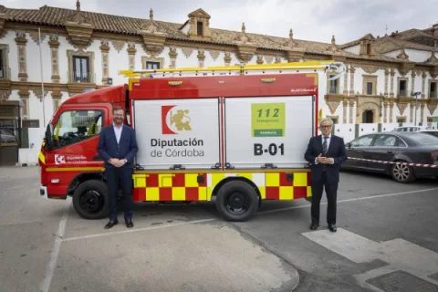 Imagen de la noticia: La Diputación entrega a Bomberos el primero de cuatro camiones para cascos históricos
