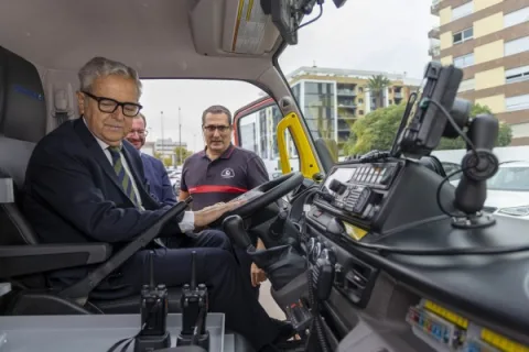 Imagen de la noticia: La Diputación entrega a Bomberos el primero de cuatro camiones para cascos históricos