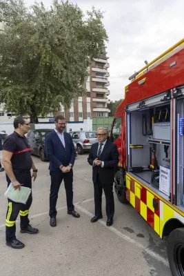 Imagen de la noticia: La Diputación entrega a Bomberos el primero de cuatro camiones para cascos históricos