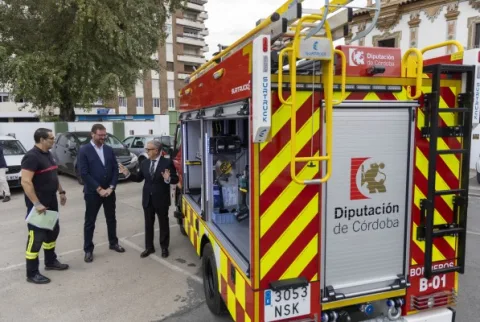 Imagen de la noticia: La Diputación entrega a Bomberos el primero de cuatro camiones para cascos históricos