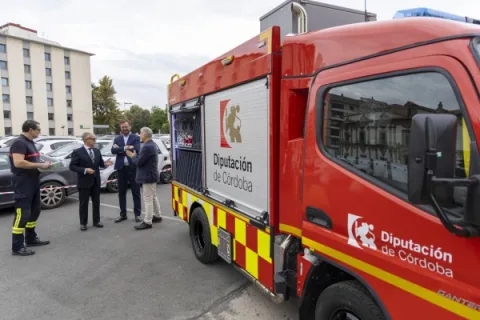 Imagen de la noticia: La Diputación entrega a Bomberos el primero de cuatro camiones para cascos históricos
