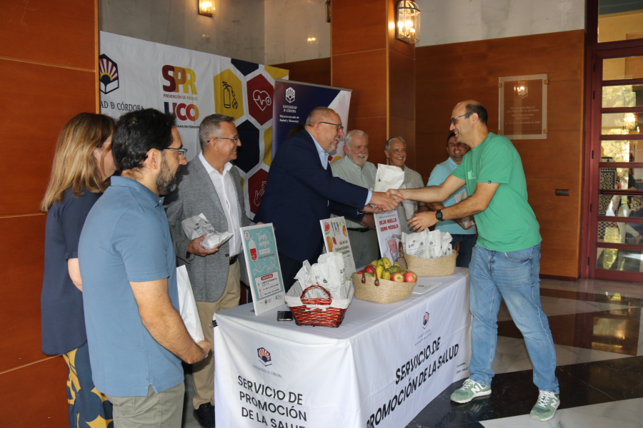 Imagen de la noticia: La UCO reparte fruta y abre un punto de donación de sangre por el Día de las Universidades Saludables