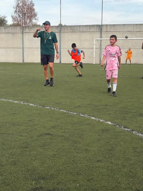 Imagen de la noticia: El Córdoba CF Cristian Carracedo dirige una nueva escuela de fútbol en Puerta Verde