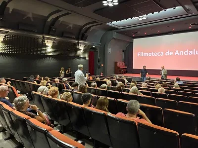 Imagen de la noticia: El Hospital Reina Sofía reúne a 80 personas en un cinefórum sobre sanidad