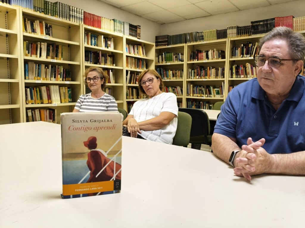 Imagen de la noticia: El Club de Lectura Hipatia debate en Villa del Río la novela Contigo aprendí