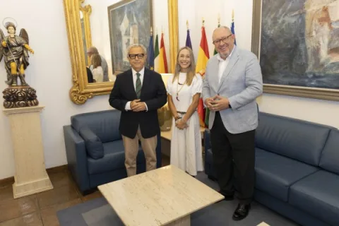 Imagen de la noticia: Diputación, Ayuntamiento de Belmez y UCO firman un convenio para alojar a 16 estudiantes latinoamericanos