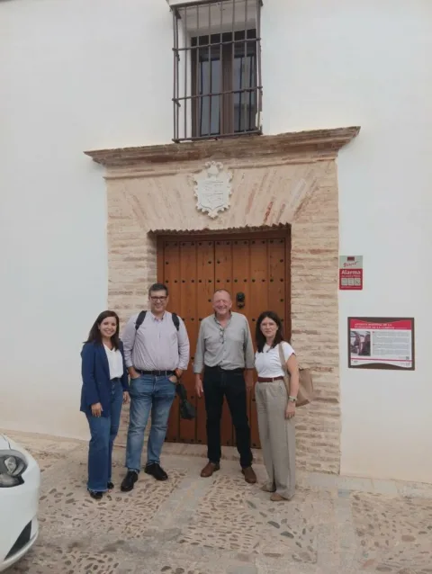 Imagen de la noticia: La Diputación visita las 16 viviendas sociales de la calle Béjar, en Hornachuelos