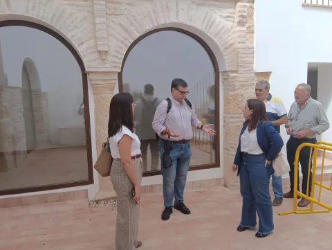 Imagen de la noticia: La Diputación visita las 16 viviendas sociales de la calle Béjar, en Hornachuelos