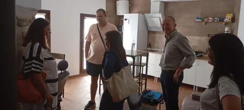 Imagen de la noticia: La Diputación visita las 16 viviendas sociales de la calle Béjar, en Hornachuelos