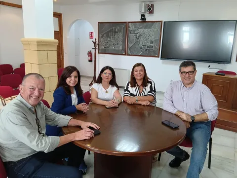 Imagen de la noticia: La Diputación visita las 16 viviendas sociales de la calle Béjar, en Hornachuelos