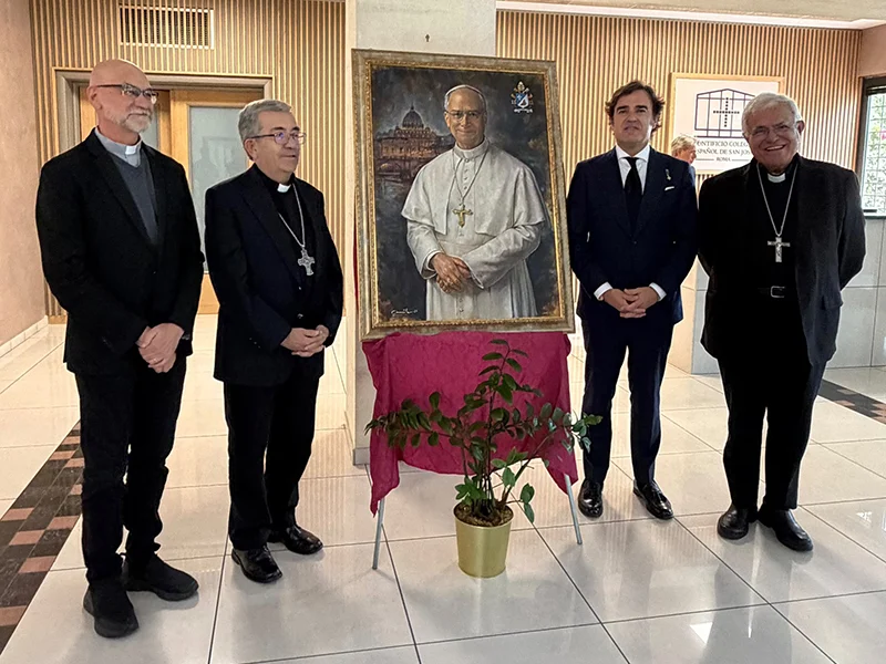 Imagen de la noticia: Clemente Rivas entrega al Papa León XIV un retrato suyo para el Colegio Español de Roma