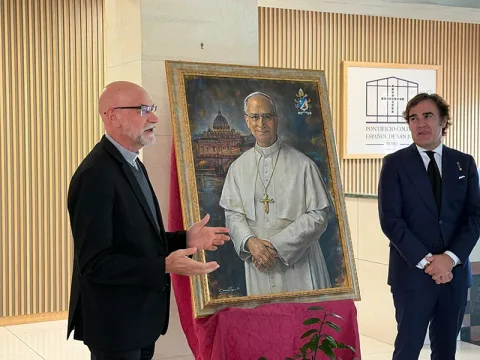 Imagen de la noticia: Clemente Rivas entrega al Papa León XIV un retrato suyo para el Colegio Español de Roma