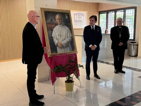Imagen de la noticia: Clemente Rivas entrega al Papa León XIV un retrato suyo para el Colegio Español de Roma