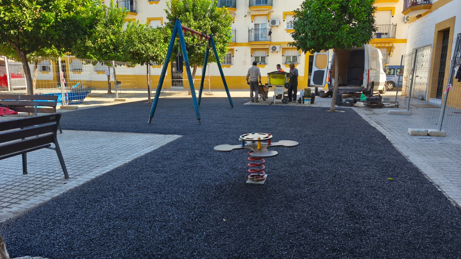 Imagen de la noticia: Villa del Río renueva el pavimento de caucho de la plaza de la ONCE y Pequilandia