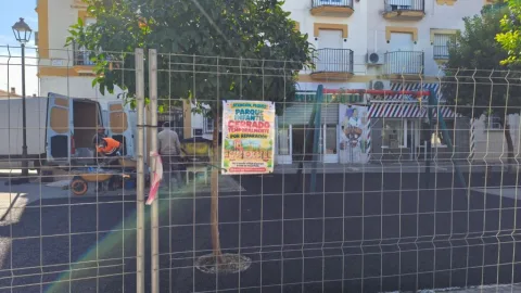 Imagen de la noticia: Villa del Río renueva el pavimento de caucho de la plaza de la ONCE y Pequilandia