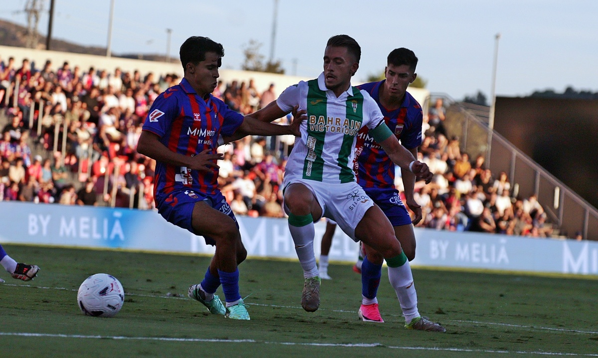 Imagen de la noticia: El Córdoba CF pierde en Elda en el descuento tras perdonar en la primera parte