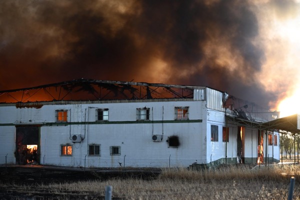 Imagen de la noticia: Un incendio en una nave textil de Palma del Río obliga a pedir a la población que no salga de casa