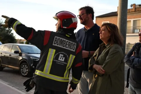 Imagen de la noticia: Un incendio en una nave textil de Palma del Río obliga a pedir a la población que no salga de casa