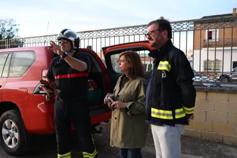 Imagen de la noticia: Un incendio en una nave textil de Palma del Río obliga a pedir a la población que no salga de casa