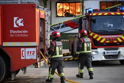 Imagen de la noticia: Un incendio en una nave textil de Palma del Río obliga a pedir a la población que no salga de casa