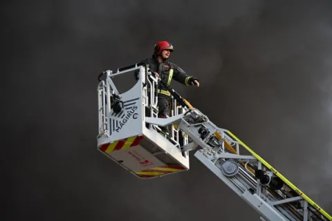 Imagen de la noticia: Un incendio en una nave textil de Palma del Río obliga a pedir a la población que no salga de casa