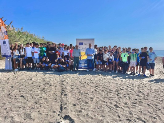 Imagen de la noticia: Alumnado cordobés limpia la playa de Benajarafe contra la basura marina