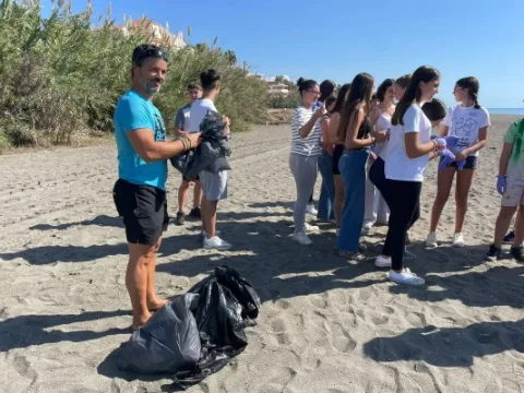 Imagen de la noticia: Alumnado cordobés limpia la playa de Benajarafe contra la basura marina