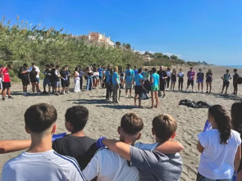 Imagen de la noticia: Alumnado cordobés limpia la playa de Benajarafe contra la basura marina